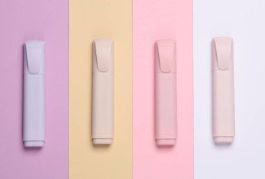 Pastel arka planda renkli keçeli kalemler. Üst Manzara. Yaratıcı yerleşim