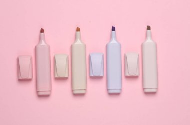 Pastel arka planda renkli keçeli kalemler. Yaratıcı yerleşim