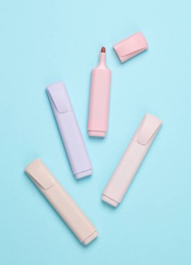 Pastel arka planda renkli keçeli kalemler. Yaratıcı yerleşim