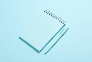 Mavi arkaplanlı mavi bir defter.