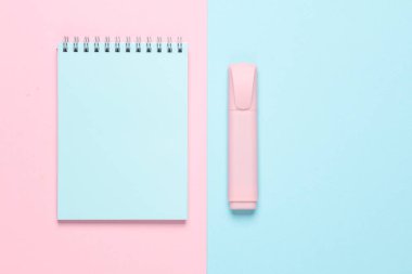 Mavi-pembe arkaplanlı bir not defteri. Üst görünüm