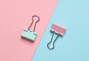 Pembe pastel arka planda ataç tutucuları. Minimalizm. Yaratıcı yerleşim