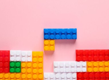 Pembe arka planda eski bir video oyunu şeklinde tuğla blokları