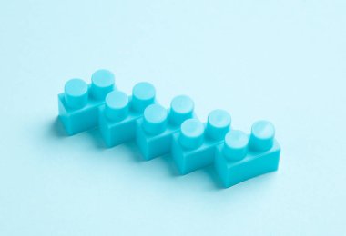 Mavi arkaplanda mavi oyuncak blokları