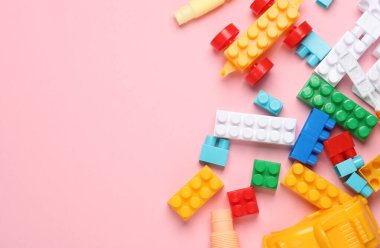 Pembe arka planda renkli tuğla blokları. Boşluğu kopyala