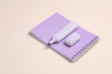 Bej arkaplanda işaret olan bir defter.