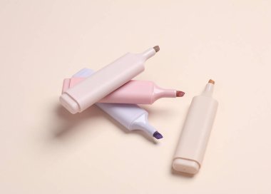 Renkli keçeli kalemler ve bej renkli pastel arka plan. Yaratıcı yerleşim