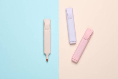 Renkli keçeli kalemler ve bej mavisi pastel arka plan. Yaratıcı yerleşim