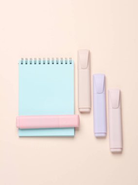 Bej arka planda işaretleri olan bir defter. Üst görünüm