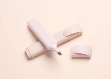 Renkli keçeli kalemler ve bej renkli pastel arka plan. Yaratıcı yerleşim