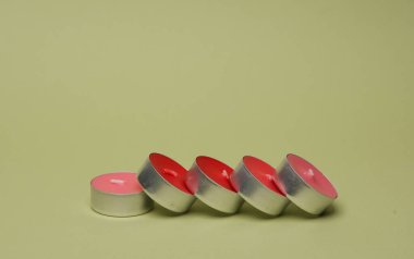 Yeşil arka planda çay mumları.