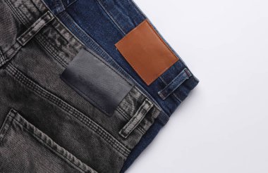 Beyaz arka planda deri etiketli kotlar