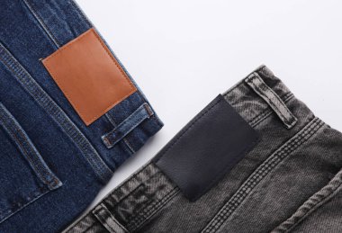 Beyaz arka planda deri etiketli kotlar