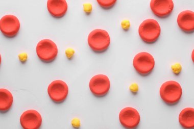 Beyaz arka planda lipids modeli olan kırmızı kan hücreleri. Kolesterol