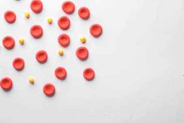 Beyaz arka planda lipids modeli olan kırmızı kan hücreleri. Kolesterol. Boşluğu kopyala