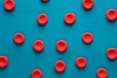 Mavi arka planda kırmızı kan hücreleri modeli