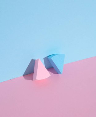 Makyaj süngerleri pembe mavi arka planda gölgeli mikserler. Güzellik konsepti. Yaratıcı düzen, minimalizm