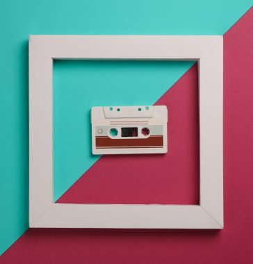 Pembe mavi arka planda beyaz çerçeveli Retro Ses kaseti. Yaratıcı düzen. Minimalizm
