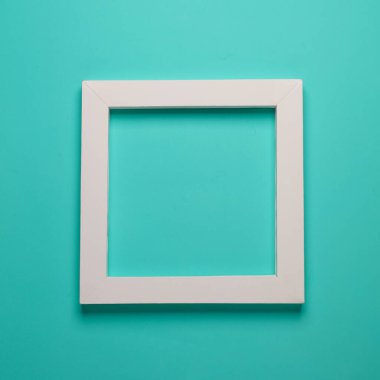 Mavi arka planda beyaz çerçeve. Yaratıcı düzen. Minimalizm