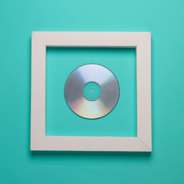 Mavi arkaplanda beyaz çerçeveli CD diski. Yaratıcı düzen. Minimalizm