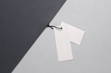 Koyu gri arka planda iki beyaz fiyat etiketi