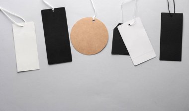 Gri arka planda farklı fiyat etiketleri. Model, tasarım şablonu