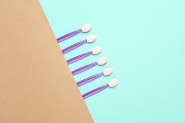 Renkli arkaplanda makyaj için uygulama seti