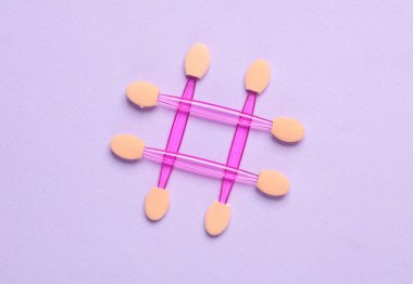 Pembe arkaplanda hashtag biçiminde makyaj uygulayıcıları