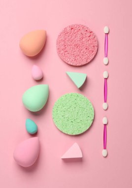 Makyaj süngeri, kozmetik blenderlar ve pembe arka planda makyaj için aplikatörler. Güzellik ürünleri. Üst Manzara. Düz yatıyordu