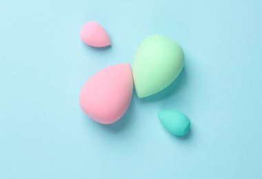 Mavi arka planda makyaj pufları. Güzellik konsepti