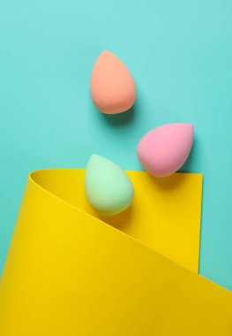 Mavi sarı arka planda makyaj pufları. Güzellik konsepti