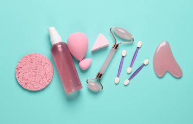 Mavi arka planda güzellik ürünleri. Düz yatıyordu