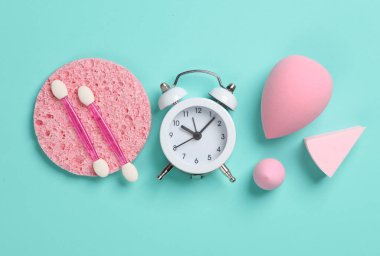 Mavi arka planda güzellik ürünleri. Düz yatıyordu