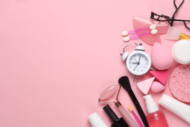 Pembe pastel arka planda güzellik ürünleri. Boşluğu kopyala