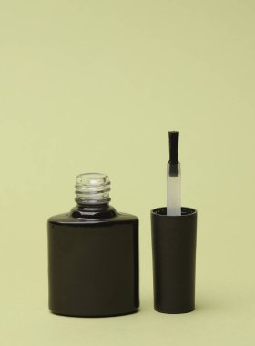 Yeşil arka planda siyah oje.