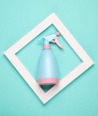 Beyaz kare çerçeveli sprey şişesi. Estetik asgari natürmort. Kavramsal fotoğraf. Üst görünüm