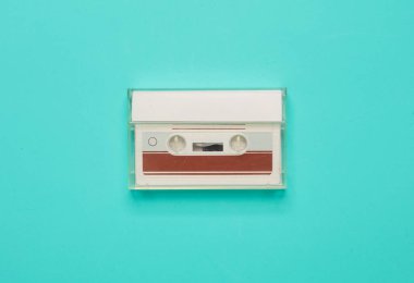 Retro 80 'lerin ses kaseti mavi arka planda kutuda. Müzik konsepti, klasik teknoloji.