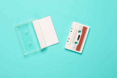 Retro 80 'lerin mavi arka planda kutusu olan ses kaseti. Müzik konsepti, klasik teknoloji. Üst görünüm