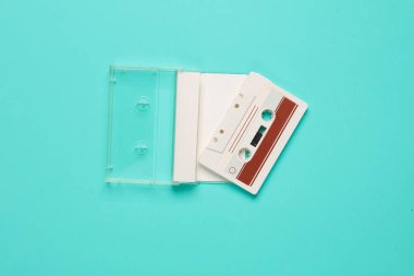 Retro 80 'lerin ses kaseti mavi arka planda kutuda. Müzik konsepti, klasik teknoloji.