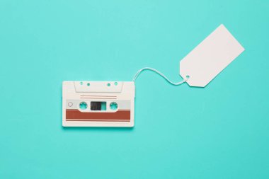 Mavi arka planda fiyat etiketi olan Retro 80 'lerin ses kaseti. Müzik konsepti