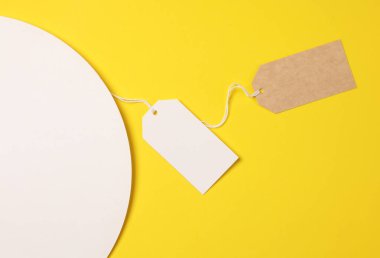 Beyaz çemberli sarı arka planda boş fiyat etiketleri. Yaratıcı düzen. Üst görünüm