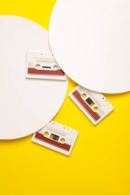 Beyaz daireli sarı arkaplanlı 80 'lerin ses kasetleri. Müzik konsepti, yaratıcı düzen. Üst görünüm