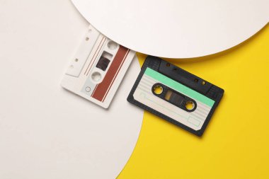 Beyaz daireli sarı arkaplanlı 80 'lerin ses kasetleri. Müzik konsepti, yaratıcı düzen. Üst görünüm
