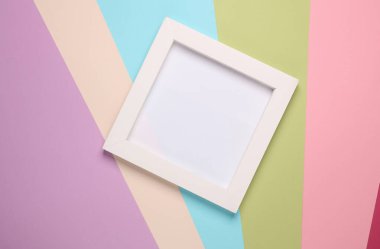 Renkli arkaplanda beyaz kare çerçeve. Estetik asgari natürmort. Kavramsal fotoğraf. Modern sanat. Üst görünüm