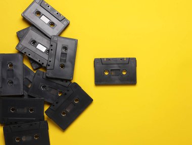 Sarı arkaplanda siyah retro ses kasetleri