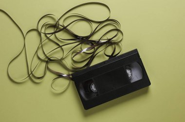 Yeşil arkaplandaki manyetik bantlı video kaset
