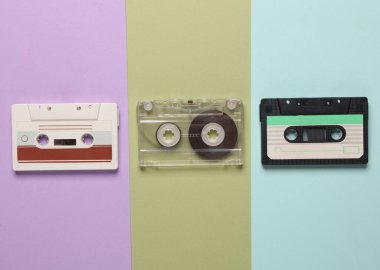 Pastel arka planda dört retro 80 ses kaseti. Üst Manzara. Minimalizm