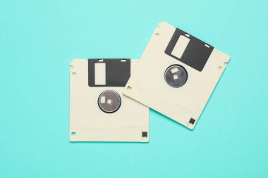 Mavi arka planda beyaz disketler. Bilgisayar teknolojisi 80 'ler. Üst görünüm.