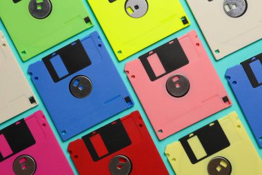 Renkli disketlerin deseni. Retro teknolojisi. en üstteki görünüm