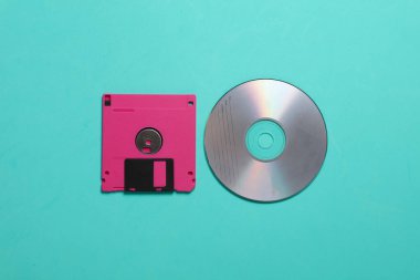 Mavi arka planda disket ve CD. en üstteki görünüm